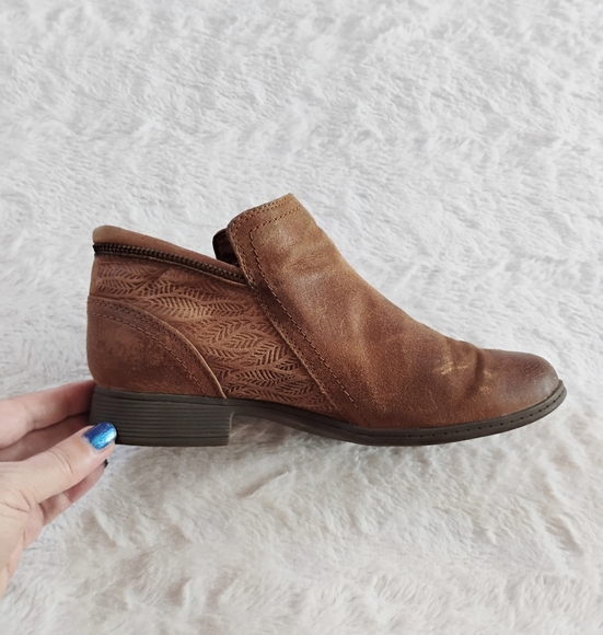 Cobb Hill Crosbie Embossed Leather Ankle Booties - Picture 3 of 11